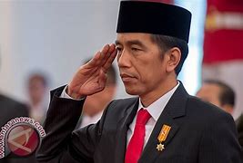 Gambar Pak Jokowi Hormat